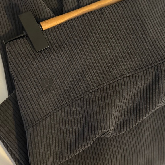 Lululemon Ribbed Softstreme 32.5” Flared Pant Black/Gray
Size 6💎EUC! Retail $138 - Picture 7 of 10